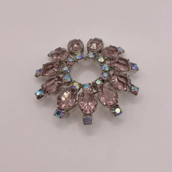 VINTAGE Crystal Wreath Brooch - Picture 4 of 6